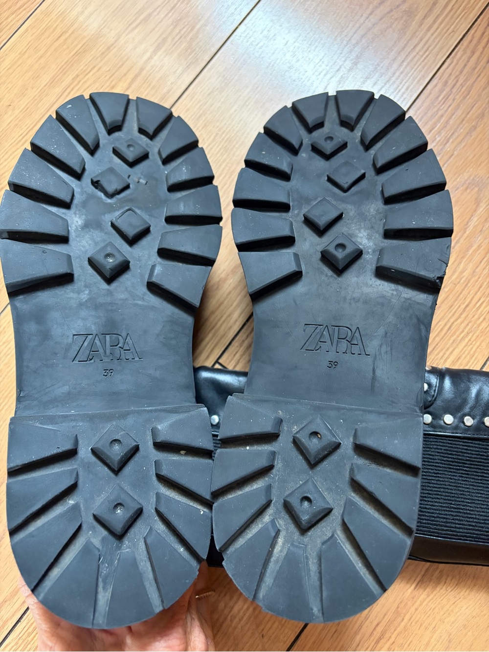 Zara Black EU39/US 8-8.5 Studded Chelsea Vegan Leather Boot Comfort Lug Sole - Picture 7 of 9